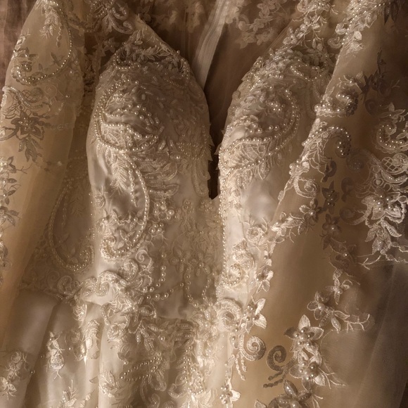 Wedding Dress - Picture 1 of 8